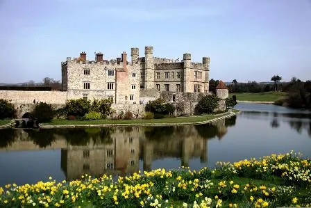 ロンドン発　リーズ城、カンタベリーとドーバー1日観光