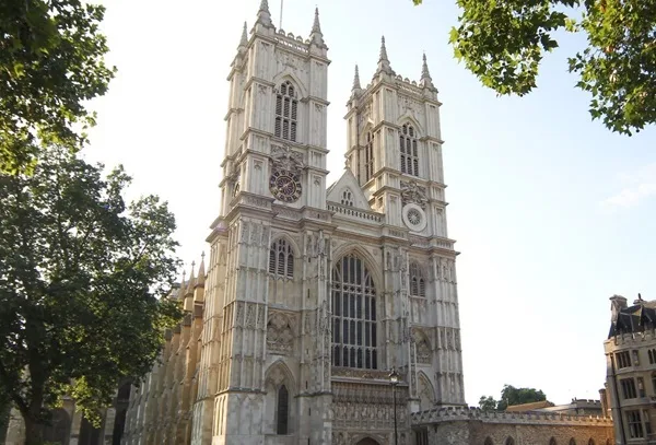 ロンドン発　半日ロイヤル周遊ツアー　ウェストミンスター寺院見学とアフタヌーンティー付き