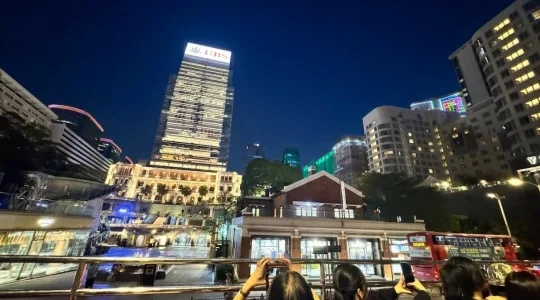 オープントップバスで夜の街を爽快ドライブ ＆ ビクトリアピークから100万ドルの夜景を満喫