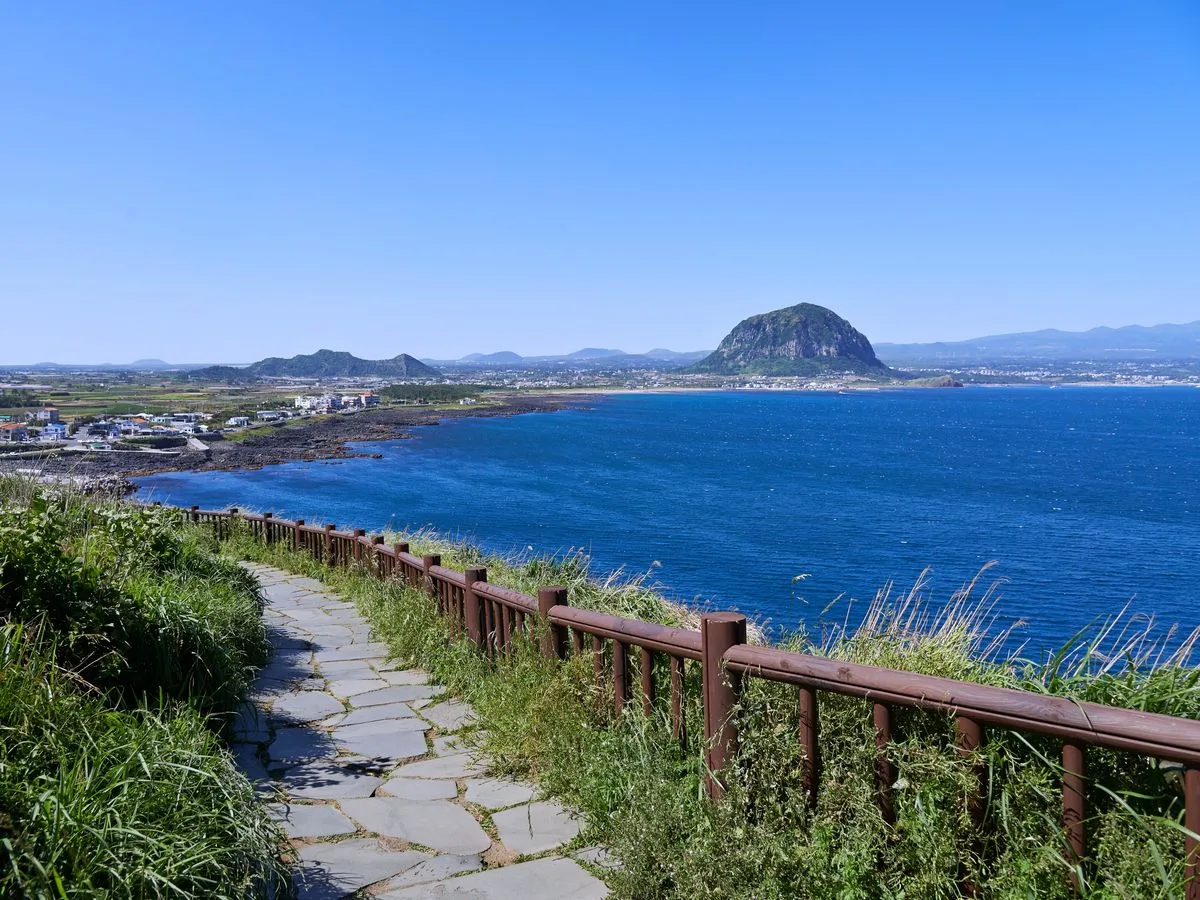 済州島観光ツアー　自然を満喫！絶景を臨むウォーキングコース「済州オルレ」を歩く　正房滝など3大瀑布巡り　海鮮鍋ランチ＜1日／日本語ガイド／ホテル送迎付＞