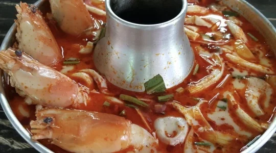 【到着日プラン】ピンクのカオマンガイの朝食付き！ダムヌンサドゥアック水上マーケット + メークロン線路市場