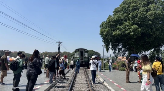日本語ガイドと巡るカンチャナブリ主要スポット日帰りツアー｜泰緬鉄道乗車＆スピードボート移動付