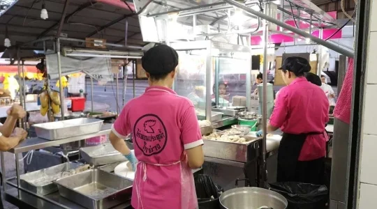 【到着日プラン】ピンクのカオマンガイの朝食付き！ メークロン線路市場と列車乗車体験付き