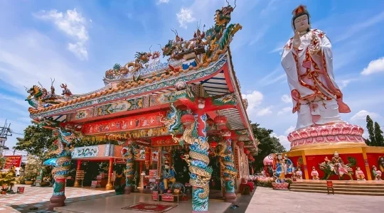 ピンクガネーシャ×話題の“タイの銀閣寺”｜フォトジェニック2大スポットを巡る半日ツアー