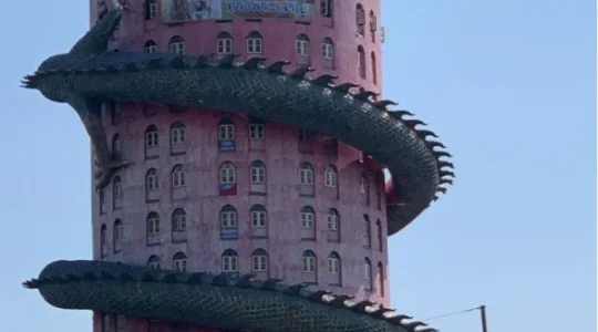 ナコンパトム・赤蓮の池 レッドロータス水上マーケットと世界最大級の仏塔＆ドラゴン寺