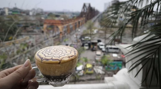 列車から楽しむ！トレインストリート+ロンビエン橋が一望できる穴場カフェ「Serein Cafe & Lounge」でエッグコーヒー（ハノイ発）