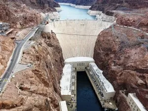 【ピンクジープで行く！】アメリカを代表する重力式アーチダムのフーバーダム半日観光（午前／午後）（英語ツアー）