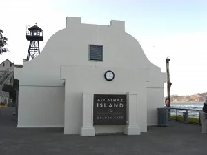 アルカトラズ島半日観光（早朝発／復路送迎なし）